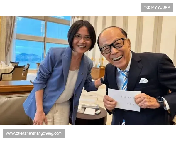 布朗尼赛后被小球迷索要签名模仿父亲经典姿态展现亲和力 布朗尼赛后被小球迷索要签名模仿父亲经典姿态展现亲和力